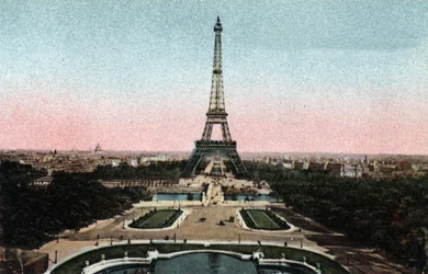 Pariisi: näkymä Trocaderon puutarhaan, jossa on Eiffel-torni ja Ienan silta Seinen varrella. Valokuva vuodelta 1920 Pariisin kaupungin "" Artistic Album -albumissa". Yksityinen kokoelma.
