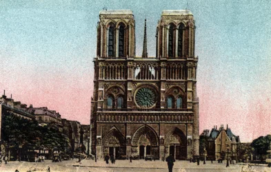 Pariisi: näkymä Cathedrale Notre Damen (Notre-Dame) julkisivulle. Goottilainen arkkitehtuuri. Valokuva vuodelta 1920 Pariisin kaupungin "" Artistic Album -albumissa". Yksityinen kokoelma.