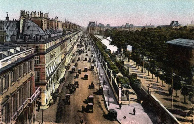 Pariisi: näkymä rue de Rivolin liikenteestä kohti Louvrea. Valokuva vuodelta 1920 Pariisin kaupungin "" Artistic Album -albumissa". Yksityinen kokoelma.