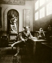 Ranskalaisen kirjailijan Anatole Francen (1844-1924) muotokuva vuonna 1904 hänen toimistossaan. Yksityinen kokoelma