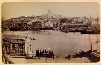 Marseillen kaupunki ympäristöineen noin 1885-1890: vanha satama ja Notre Dame de la Garde, yksityinen kokoelma
