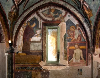 Vasemmalla paavi Gregoire IX, silloisen Ostian kaupungin eveque, vihkii kappelin (1100-luvulla) oikealla, Pietan, jonka freskon teki myöhemmin Antonio Aquili dit Antoniazzo Romano (toimii noin 1461-1508) 1400-luvun kappeli St. Gregoire, luostari