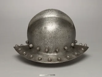 Sotahattu tai vedenkeitinhattu, n. 1475-1500 (teräs)
