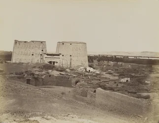 Edfu, näkymä Pylonille ja kylään