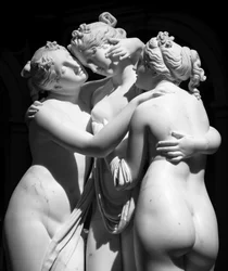 MILANO, ITALIA - NOIN KESÄKUU 2020: Antonio Canovan patsas "Kolme armoa" (Le tre Gr..., 2019) (kuva).