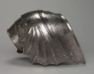 Goottilainen viuhkamainen pauldron, n. 1485-1500 (teräs)