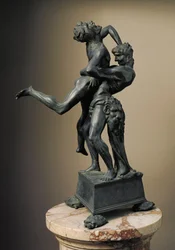 Herkuleen kaksitoista teosta: "" Herakles (Herkules) nostaa jättiläisen Ante"" Antonio Bencin pronssiveistos nimeltä Le Pollaiolo (Pollaiuolo) (1431-1498) 1475 Dim. 45 cm Museo del Bargello, Firenze