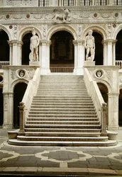Näkymä Scala dei Gigantille, jonka on suunnitellut Antonio Rizzo ja Jacopo Sansovinon (1486-1570) Marsin ja Neptunuksen patsaat