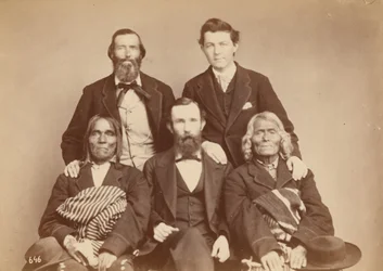 Alexander Gardner, William Henry Jackson ja Antonio Zeno Shindler sekä Pueblon edustajat Alejandro Padilla, Isletan kuvernööri, ja Ambrosio Abeita, Isletan entinen kuvernööri, 1868 (kuva).