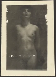 [Naisen alastonkuva]