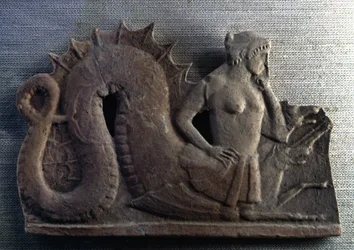Scylla-hirviö, joka yhdessä Charybden kanssa vartioi Messinan salmea. Musee du Louvre, Pariisi.