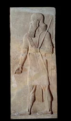 Taide Mesopotamia (Assyria): Assyriäinen soturi Assyrian kuninkaan Sargon II:n (721 - 705 eKr.) palatsin pihalta. Pariisi, Musee du Louvre