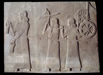 Taide Mesopotamia (Assyria): Assyrian kuninkaan Sargon II:n (721 - 705 eKr.) palatsin hovi, joka kantaa situleja ja kuninkaan vaunuja. Pariisi, Musee du Louvre