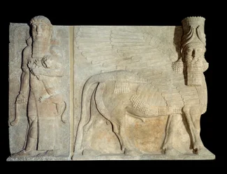 Taide Mesopotamia (Assyria): Assyrian kuninkaan Sargon II:n (721-705 eKr.) palatsin piha: androcefaalisen härän siipi sankarien hallitsemassa leijonaa. Pariisi, Musee du Louvre