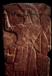 Oriental Antiquities: yksityiskohta albasterireliefistä, joka edustaa Genien suojaavaa siipeä, jossa on miehen ruumis ja kotkan pää, Sargon II:n tai Assyrian kuninkaan Sharroukinin palatsista Dur-Sharrukiniin (nykyinen Khorsabad (Khunsabad) (Mesopotamia), 