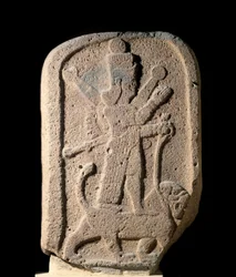 Steela, joka esittää leijonaa pitelevää Arbelan jumalatarta Ištaria. Basalttireliefi uusassyrialaiselta kaudelta (1000-612 eaa.), 700-luku eaa. Pariisi, Louvre-museo