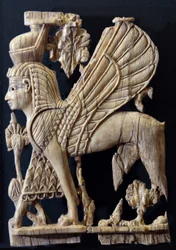Siivekäs, ihmiskasvoinen aarnikotka, foinikialaistyylinen norsunluinen huonekalukoriste, Nimrud, 800-700 eKr.