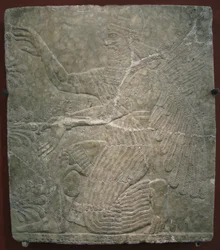 Siivekäs jumaluus pyhän puun luona. Relief Ashurnasirpal II:n palatsista Kalhussa, Nimrudissa, 9. vuosisadalla eaa.