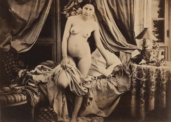 [Seisova alaston vuoteen vieressä], noin 1854
