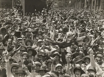 Yleisöä Martin Placessa Sydneyssä juhlimassa uutista aselevon allekirjoittamisesta 11. marraskuuta 1918