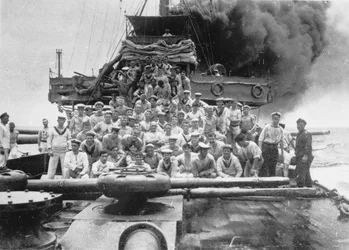 Ryhmämuotokuva joistakin HMAS Sydneyn miehistön tuntemattomista jäsenistä kannella, kun heidän aluksensa jahtaa Bureskia lähellä Cocos Islandia, 9. marraskuuta 1914