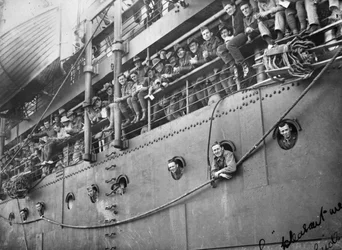 Australian Flying Corpsin jäsenet vuorasivat Troopship Kaiser-I-Hindin kannella, joka toi heidät takaisin Australiaan, Adelaidessa, Etelä-Australiassa, 14. kesäkuuta 1919