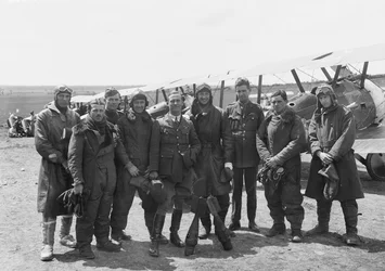 A Flight, No. 4 Squadron, Australian Flying Corps (AFC) upseerit täydessä lentovarusteissa Sopwith Camel -lentokoneen rivin edessä, 16. kesäkuuta 1918