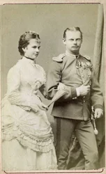 Itävallan arkkiherttuattaren ja Baijerin prinsessan Gisela Louise Marien (1856-1932) muotokuva Baijerin prinssi Leopoldin (1846-1930) kanssa. Valokuvakokoelma "Entisaikojen sotilaille".