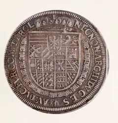 Tirolilainen hopearaha (taaleri): keisari Rudolf II:n (Rodolphe II) hallituskausi (1552-1612). Halkaisija 4 cm, Napoli, Kansallinen arkeologinen museo