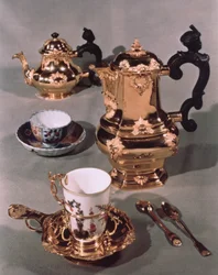 Teekannu, sokerikulho, suklaapannu ja muki, Meissen-aamiaispalvelusta, valmistaja Domanek, Wien, 1750 (posliini ja kulta)