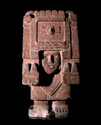 Atsteekkitaide: Chicomecoatlin (kutsutaan myös nimellä Xilonen), nuoren maissin ja hedelmällisyyden jumalattaren kuvaus. Kansallinen antropologinen museo, Meksiko