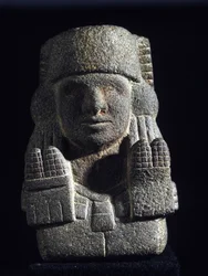 Atsteekkitaide: Chicomecoatlin (myös Xilonen), maissin ja hedelmällisyyden jumalattaren kuvaus. Kansallinen antropologinen museo, Meksiko