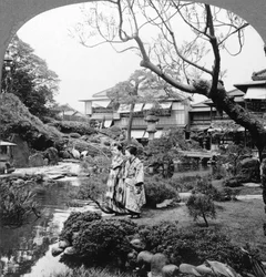 Japanilaiset piiat puutarhassa, 1904.