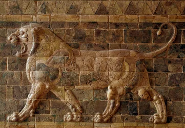 Nebukadnessar II:n hallituskaudella (605-562 eKr.) rakennettu Babylonin prosessiotie: yksityiskohta Ištarin portista, jossa on tiilistä tehty mosaiikkileijona. Babylon, Irak. Pariisi. Louvre