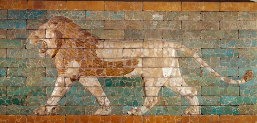 Babylonin prosessiotie, joka rakennettiin Nebukadressar II:n (605-562 eKr.) valtakaudella: yksityiskohta Ištarin portista, jossa on tiilistä tehty mosaiikkileijona. Babylon, Irak. Pariisi. Louvre-museo