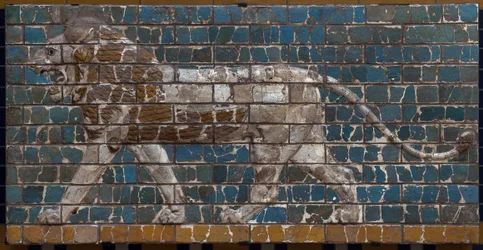 Babylonian erigeen kulkue Nebukadnessar II:n (605–562 eKr.) vallan alla: yksityiskohta Ištarin portista, joka kuvaa mosaiikkileijonaa tiilistä. Babylon - Istanbulin arkeologinen museo