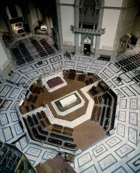 Näkymä Baccio Bandinellin (1488-1560) (Bartolommeo Brandini) tekemästä kahdeksankulmaisesta marmorikuorosta Firenzen katedraalin (Duomo Santa Maria del Fiore) sisällä. 1555, Firenze, Italia