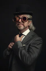 Herrasmies, jolla on steampunk-suojalasit