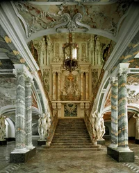 Näkymä Augustusburgin linnan suureen portaikkoon, jonka suunnitteli arkkitehti Johann Balthasar Neumann (1687-1753), Brühl, Saksa