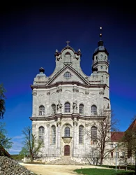 Näkymä luostarin julkisivusta arkkitehti Johann Balthasar Neumannin (1687-1753) Neresheim, Saksa