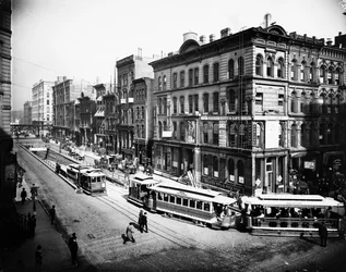 Raitiovaunuja poistumassa LaSalle Streetin tunnelista, Chicago, Illinois, USA, noin 1905 (s/w-kuva).