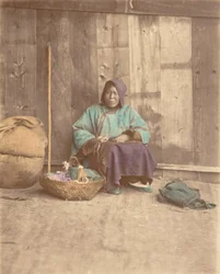 [Kiinalainen nainen istuu korin kanssa], 1870-luku.