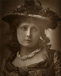 Brittinäyttelijä Helen Forsyth elokuvassa Sophia, 1886