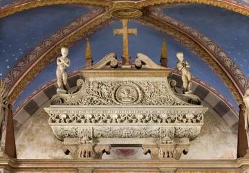 Krypta, pyhien Marcellinuksen ja Pietarin manaajan arkki, sarkofagi Pyhän Marcelinon ja Pyhän Pietarin manaajan patsaineen, Benedetto Briosco 1506-08