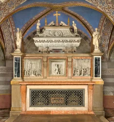 Krypta, korkea alttari ja pyhien Marcellinon ja Pietarin arkki Manaaja, esittäjä Benedetto Briosco 1506-08, säveltänyt uudelleen Matteo Galletti 1609.