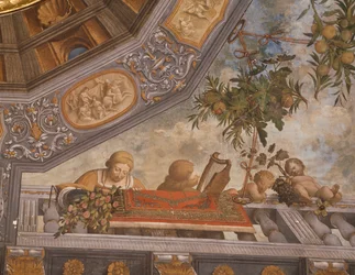 Tammi, muusikko ja kupidot parvekkeella, yksityiskohta kattofreskosta, Garofalo (1481-1559), Treasury Room, Ludovico il Moro Palace tai Costabili Palace, Ferrara, Italia