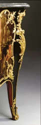 Louis XV lipasto, n. 1740 (ormolu-kiinnitetty kiinalainen musta, monivärinen ja kullattu lakka, serpentiini, marmori ja vernis)