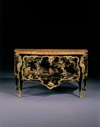 Lipasto, n. 1745 (ormolu-asennettu japanilainen lakka ja ebonoitu puu)