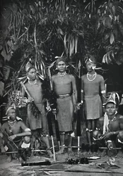 Angami Nagas täydessä puvussa, 1902