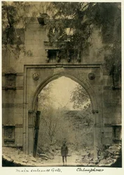 Pääsisäänkäynnin portti, Champaner, n. 1875 (b/w kuva)